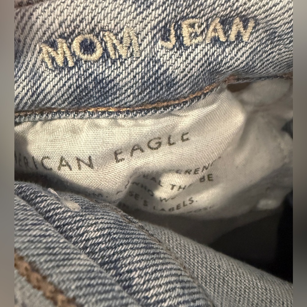 American Eagle Distressed Straight Mom Jeans Size 6 Long Light Wash Ripped Denim - Picture 13 of 14